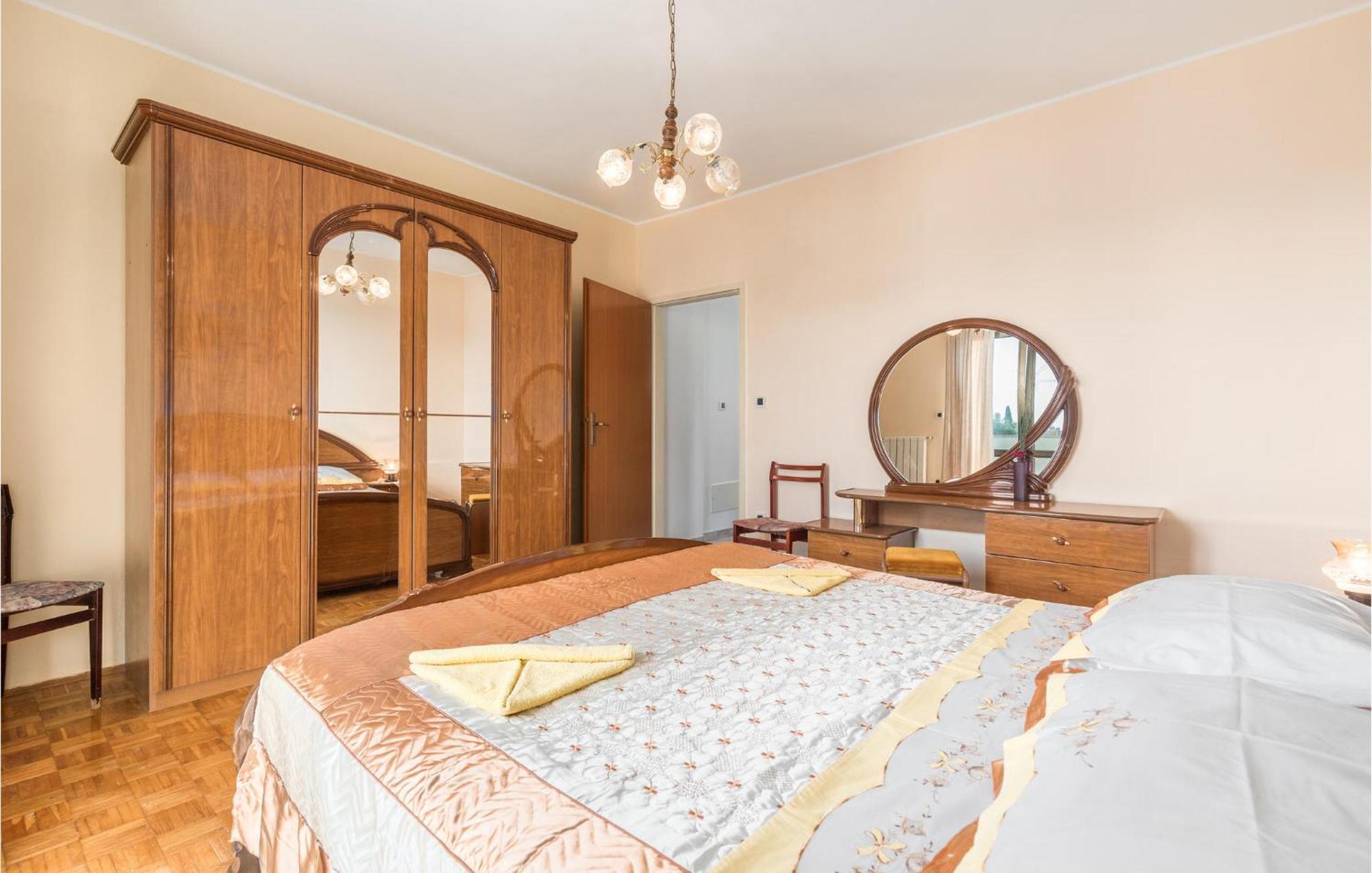 Beautiful Home In Visnjan With Wifi Extérieur photo