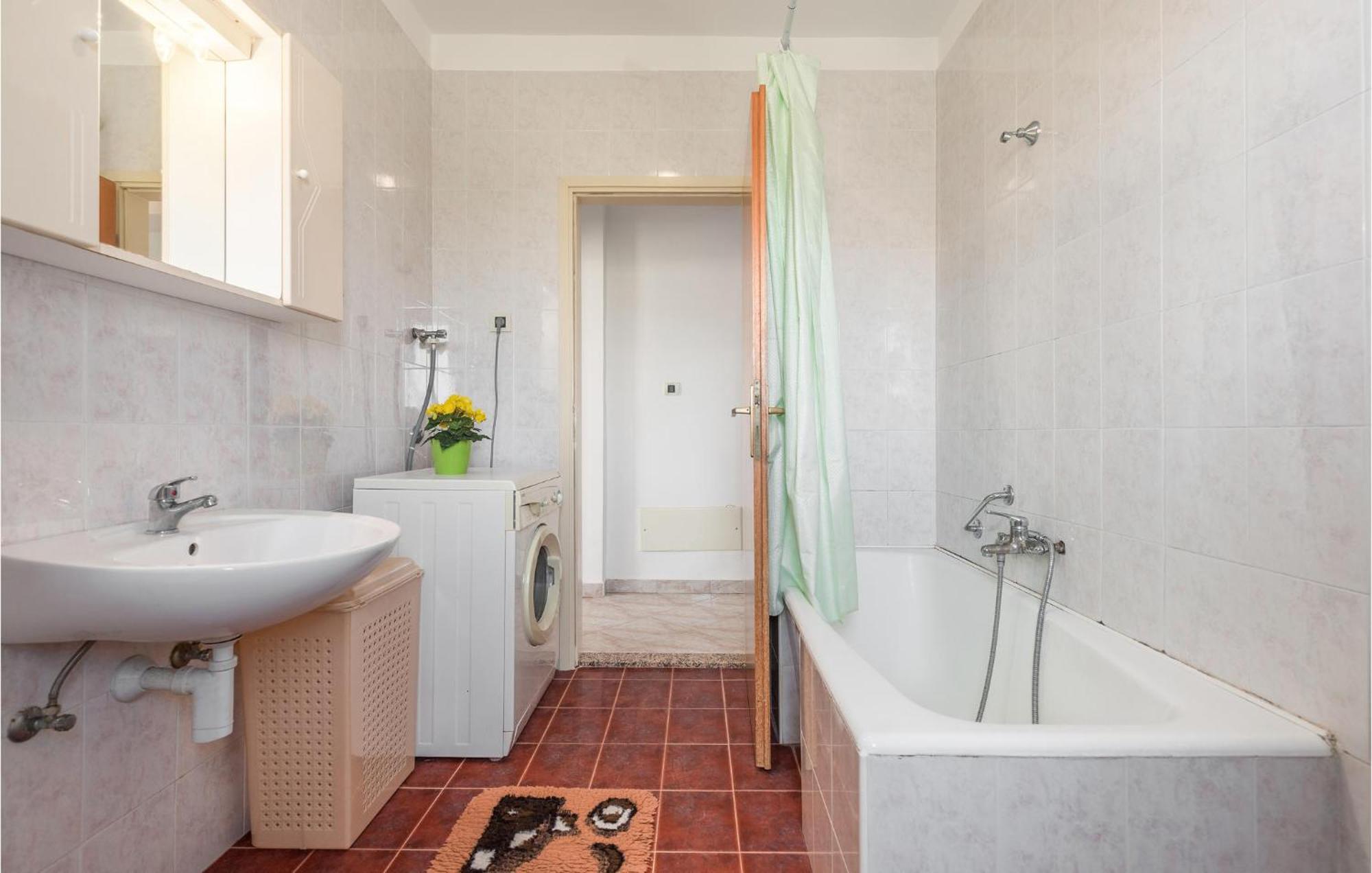 Beautiful Home In Visnjan With Wifi Extérieur photo