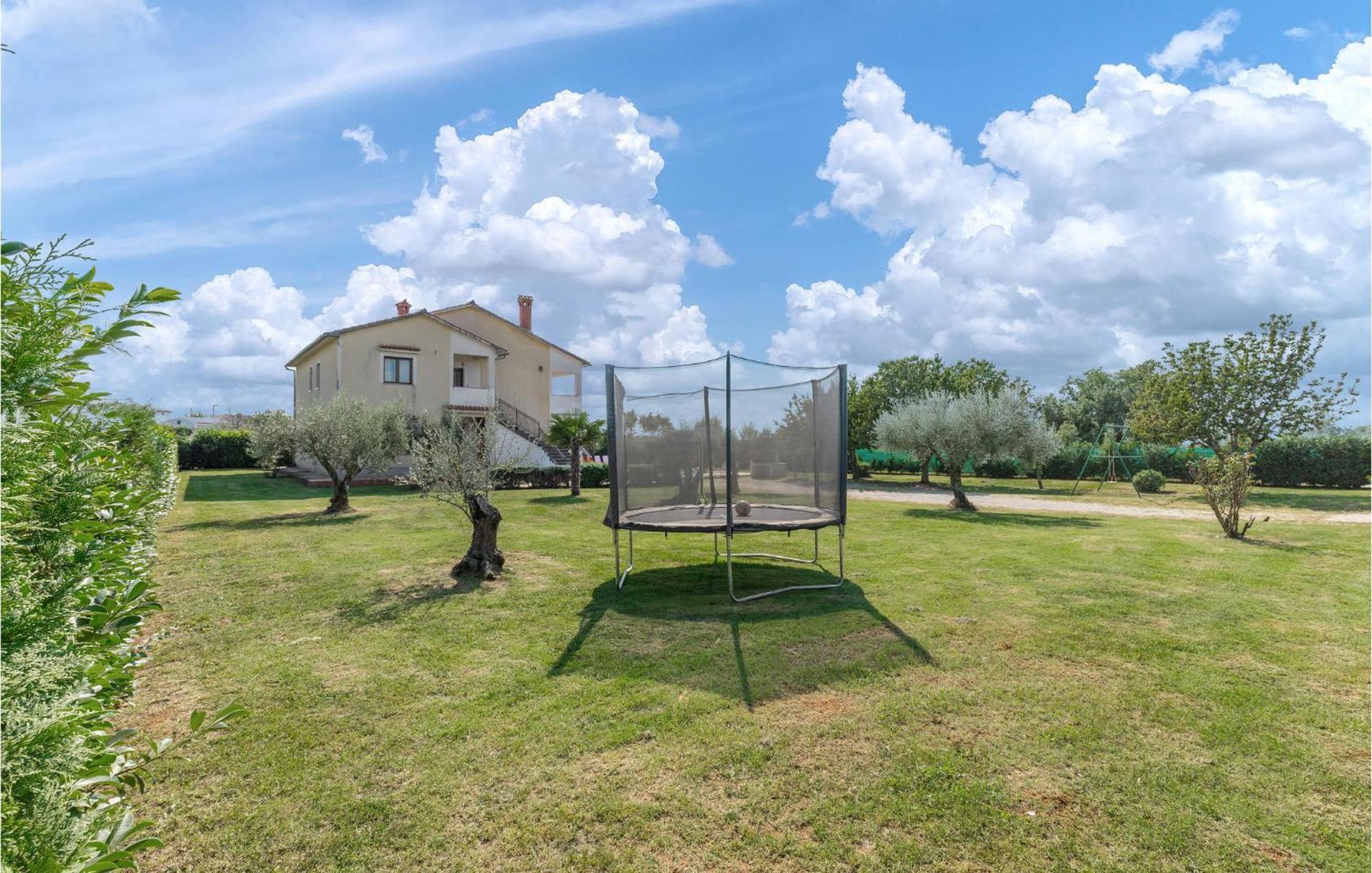 Beautiful Home In Visnjan With Wifi Extérieur photo