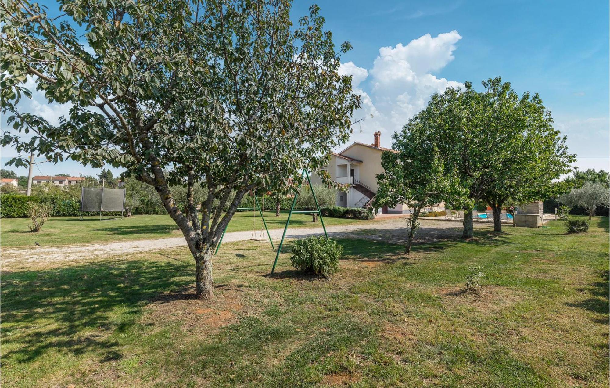 Beautiful Home In Visnjan With Wifi Extérieur photo