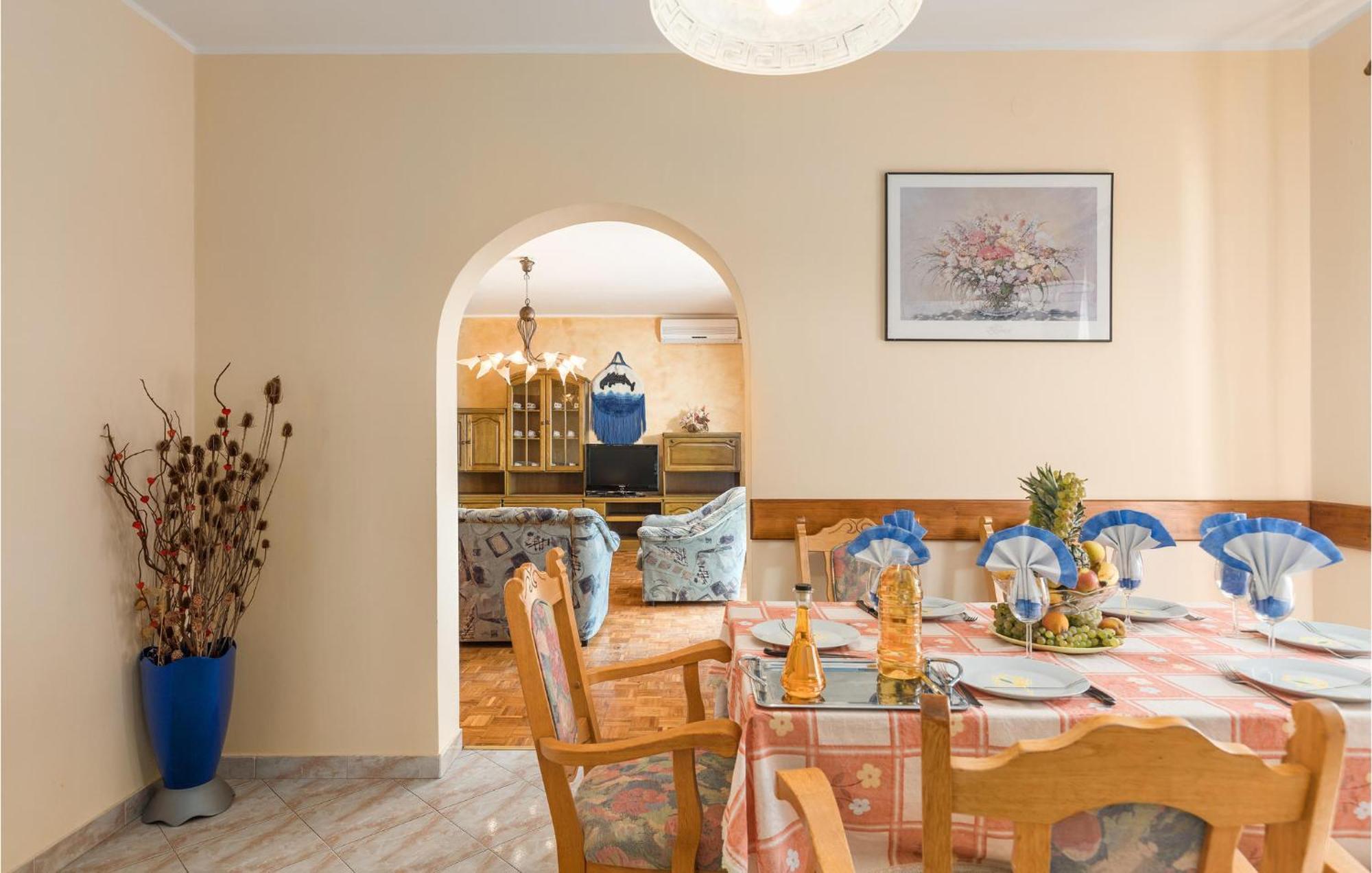 Beautiful Home In Visnjan With Wifi Extérieur photo