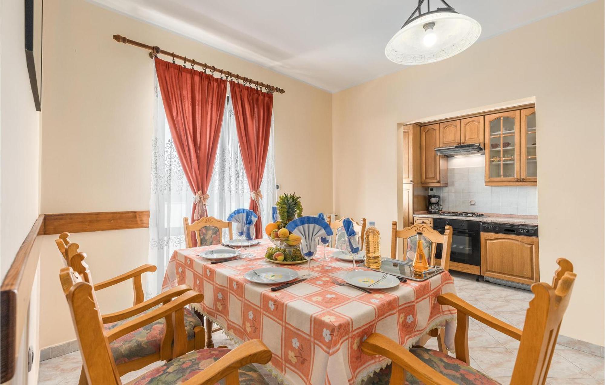 Beautiful Home In Visnjan With Wifi Extérieur photo